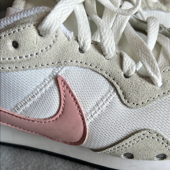 Nike Venture Runner White and Pink Sneakers with Low-Top Design Size 10 - Picture 10 of 12